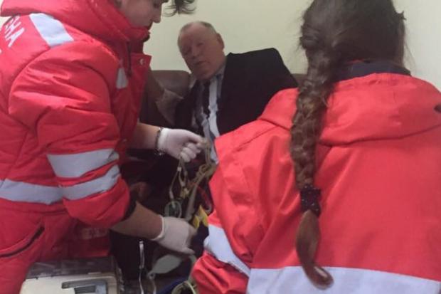 Директору вишу &mdash; 69 років. На імсце події прибули медики "швидкої" | Фото: Анатолій Матіос