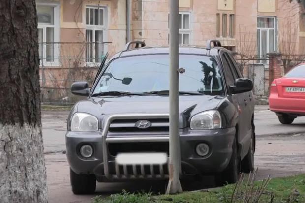 Раніше депутати паркувалися ще й на газонах біля &laquo;Мінералу&raquo;, але після публічного &laquo;фе&raquo; стали біл