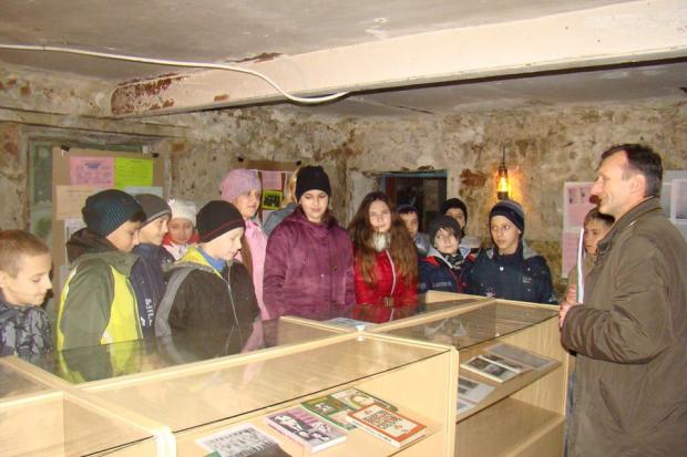 Дітям розповіли про життя і діяльність Миколи Саєвича. | Фото: Василь Фіцак/Facebook