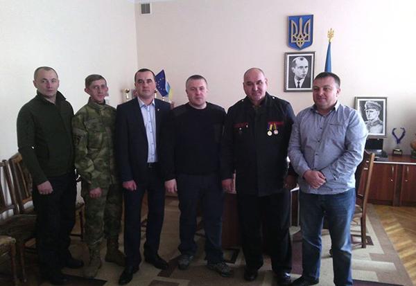 Кабінет голови Надвірнянської районної ради наповнився націоналістичним духом | Фото: xn--80aafi6cg.if.ua