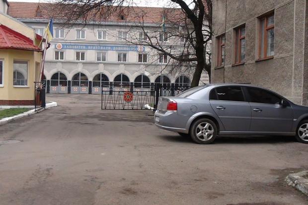 Водії не зважають на дорожні знаки і паркуються біля пожежної частини. | Фото: Facebook/Управління ДСНС України в Івано-