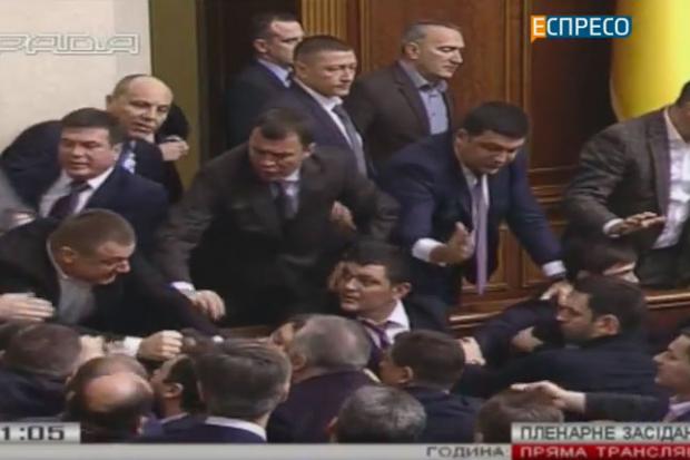 Анатолія Диріва (зліва) ледь відтягнули від Олега Барни | Фото: Скрін з відео