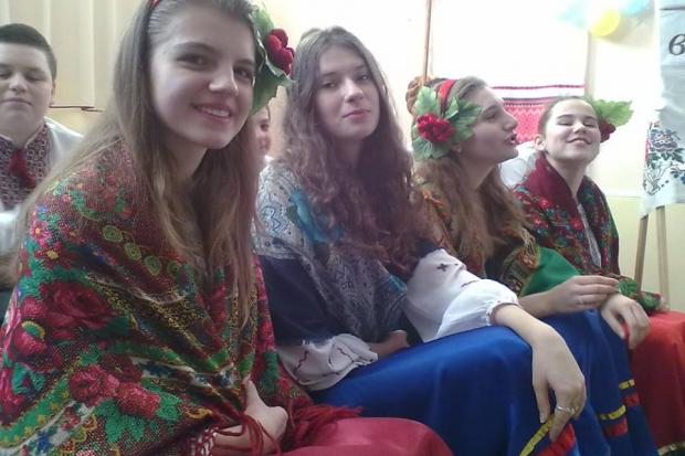 В українських костюмах дівчата співали та виглядали свою долю. | Фото: Facebook/Natalya Bobak