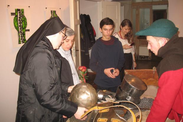 Активну участь у благодіній акції взяли монахині Згромадження Сестер Мироносиць, адже цього дня в арт-галереї відкрилася