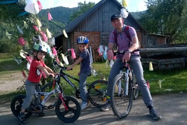Віктор Загреба з синами освоюють велопростори Яремча