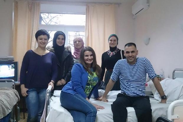 Дівчата принесли пораненому бійцеві домашню їжу та смаколики. | Фото: Elena  Belyachkova/Facebook