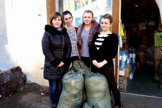 Калушани принесли в офіс Союзу українок на площі Героїв багато дитячих речей. Їх волонтери відвезуть у шість сиротинців 