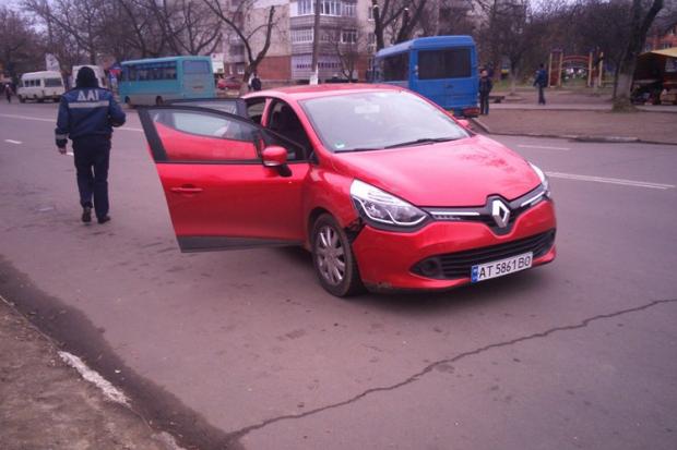 В автівки пошкоджені праве переднє крило, передній бампер та лобове скло | Фото: Ігор Мудрик