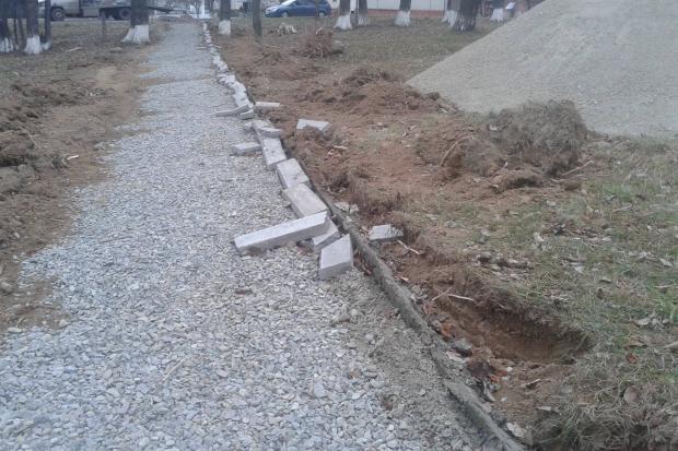 Вандали розбили поребрик на вулиці Ломоносова у Надвірній | Фото: Володимир Монастирецький