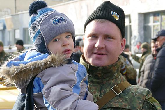 Провести працівників зведеного загону прийшли друзі, колеги та рідні | Фото: mvs.gov.ua