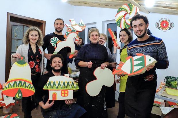 Щоб одягти головну ялинку Надвірної знадобилося майже сотня новорічно-різдвяних іграшок. Їх власноруч виготовляли діти м