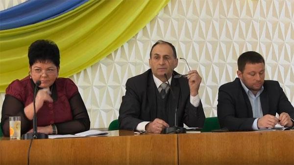 Насправді, у результаті голосування за голову ради поєдналося непоєднуване: стара провладна система і &mdash; ті політич