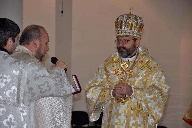 Через 19 років отець Володимир Олійник&mdash; знову в лавах капеланів і вручає Блаженнішому Святославу відзнаку ІІІ окре