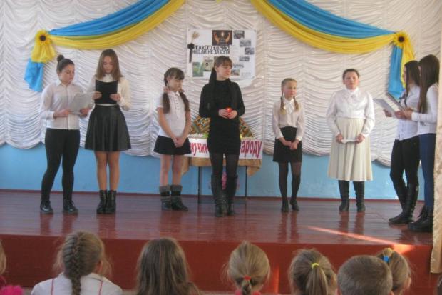 Учасники виконали пісню &laquo;Голодомор&raquo;, запалили свічки, хвилиною мовчання вшанували пам'ять жертв сталінс