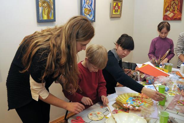 Калушанки вчилися виготовляти незвичні новорічні іграшки | Фото: Іра Попович