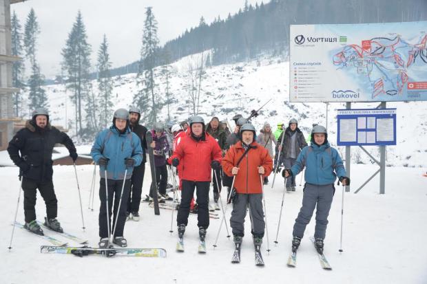 Дехто з вояків на Буковелі вперше отримав змогу стати на лижі. Допомагали новачкам досвідчені інструктори з Bukovel Ski 