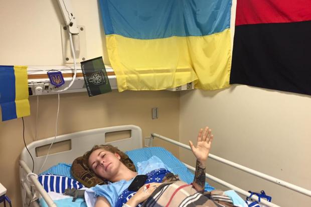 Дівчина з задоволенням і їсть і читає побажання від українців. | Фото: Boris Treigerman/facebook