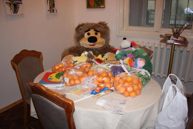 На зібрані музейниками кошти придбані мандарини, цукерки, альбоми для малювання, пензлики, пластилін | Фото: Уляна Паньо