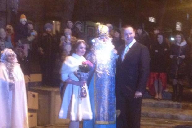 Молода пара зробила світлину на пам'ять зі святим Миколаєм | Фото: Ольга Білоус