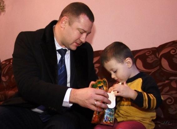 Правоохоронці Прикарпаття із гостинцями для малечі відвідали сім&rsquo;ї загиблих колег у зоні АТО. | Фото: http://www.i