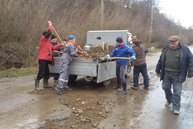 Розуміючи, що стан дороги робить неможливим рух транспорту, селищний голова Василь Вінтоняк прийняв рішення покращити ст