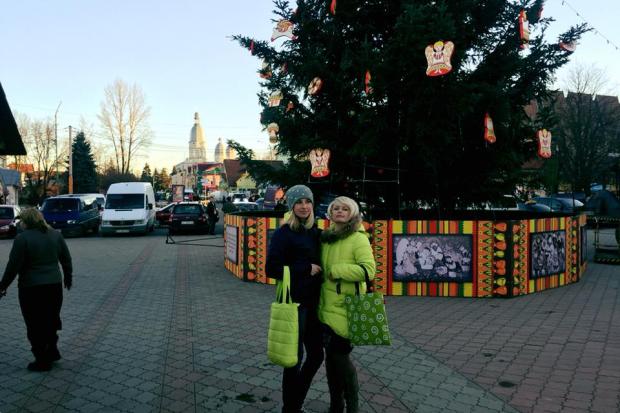 Активні надвірнянці доробляли іграшки вночі, адже вже нині має відбутися урочисте відкриття головної ялинки міста | Фото