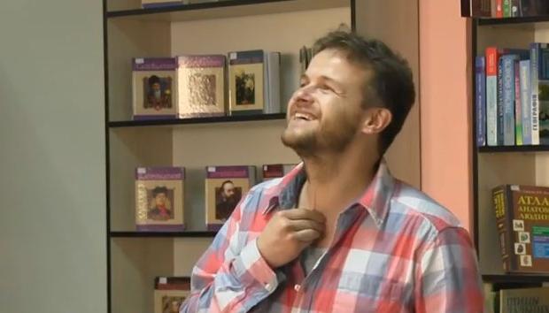 Двічі книги, які написав "Артем Чапай", потрапляли до короткого списку ВВС | Фото: Скрін з відео