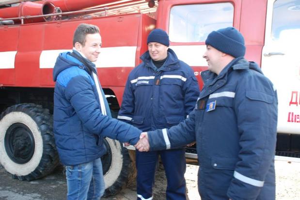 Юнак зізнався, що стати рятувальником мріяв давно і, можливо, після гасіння пожежі обере для себе саме цей фах | Фото: У
