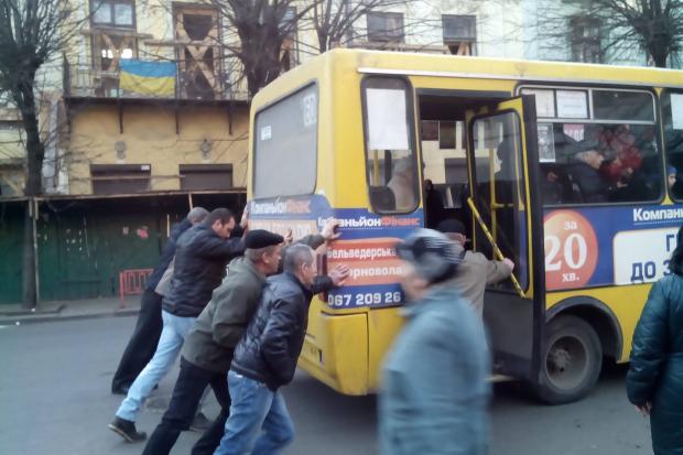 Маршрутці допомагали пасажири | Фото: Василь Ваньчук&lrm;