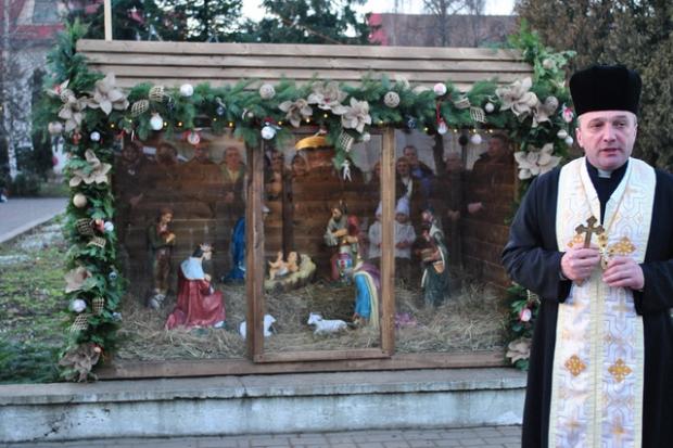 Священик греко-католицької церкви Івана Богослова отець Іван Мачкодера освятив Різдвяну шопку | Фото: прес-служба Богоро