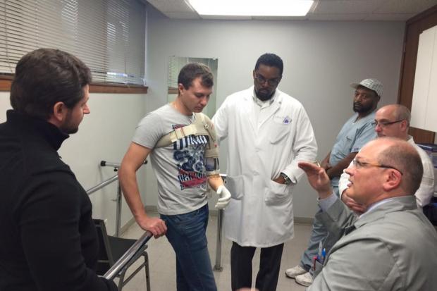 Боєць АТО отримав нову ліву руку завдяки українській громаді Чикаго | Фото: Степан Сус