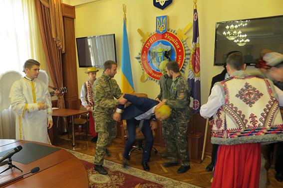 До прикарпатських поліцейських завітав "Фронтовий вертеп" | Фото: Відділ прес-служи Івано-Франківської ОДА