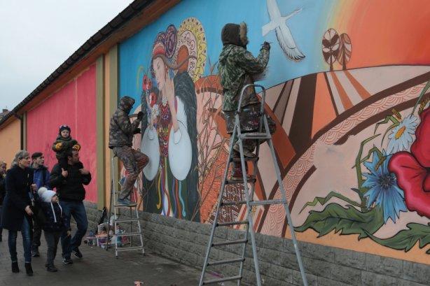 У Львові стіни військового містечка розписали віршами бійців АТО
 | Фото: dt.ua