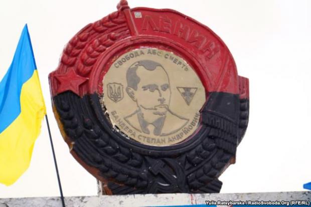 Бандера замість Леніна: на в&rsquo;їзді до Дніпропетровська встановили портрет націоналіста | Фото: www.radiosvoboda.org