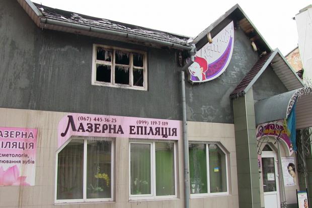 У центрі міста горів салон краси "Камелія" | Фото: Ігор Мудрик