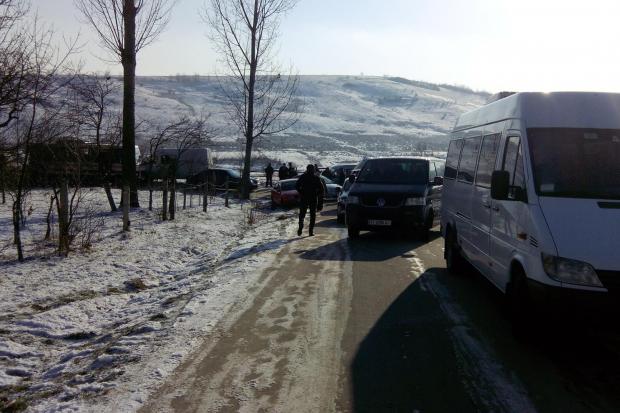 Затори в Угринові змісили водіїв вдаватися до крайнощів, щоб вчасно виїхати | Фото: kurs.if.ua