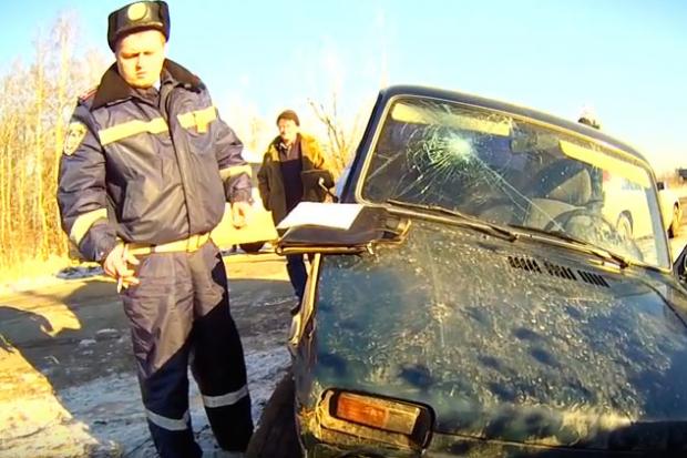 Витягувати автівку з кювета прибули працівники Державтоінспекції | Фото: Скрін з відео