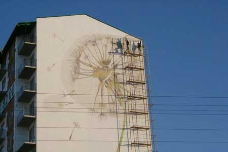 Над композицією працював художник Олесь Базюк | Фото: paralleli.if.ua