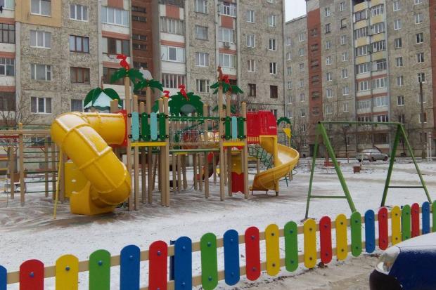 Загалом цього року в Івано-Франківську планують встановити освітлення на 10-ти дитячих майданчиках | Фото: Вадим Войтик