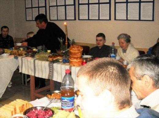 В'язні у Свят-вечір заколядували у СІЗО | Фото: www.ugcc.if.ua