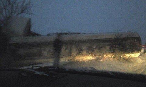 Фура, яка перекинулася, змусила інший транспорт їхати об'їзними дорогами | Фото: Варта 1/Facebook