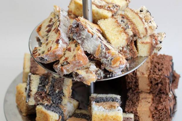 На різдвяному кльоші штоллен &mdash; зліва