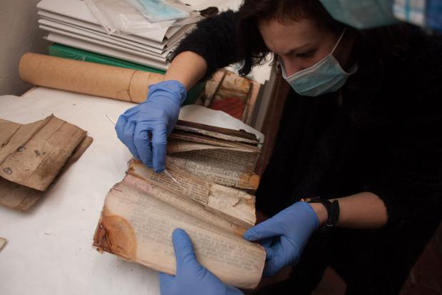 При поверховому огляді та ознайомленні фахівці визначили, що він має хронологічні межі 1948-1949 років | Фото: Руслан За