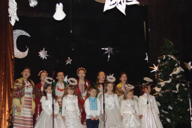 Один за одним на сцену виходили фольклорні колективи, вертепи і зал потрапляв у невелику різдвяну казку | Фото: прес-слу