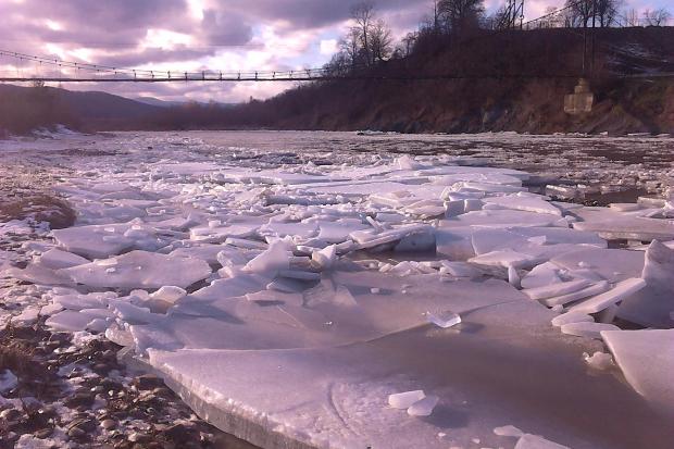 На Різдво на Прикарпатті можна було побачити справжній льодохід | Фото: Василь Попович