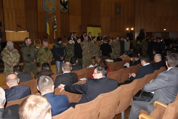 Зараз депутати озвучують запити, а "Правий сектор" продовжує стояти у шерензі серед залу засідання | Фото: sta