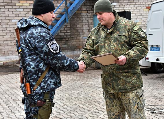 За вагомий особистий внесок у протидію злочинності двоє бійців батальйону нагороджені цінними подарунками | Фото: Відділ