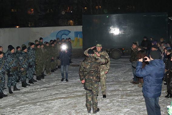 Правоохоронців, які повернулися з Маріуполя, відзначили преміями | Фото: Василь Віконський/Facebook