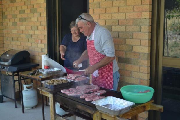 Завершилося свято флешмобом на підтримку єдності України та сімейним барбекю | Фото: ukrinform.ua