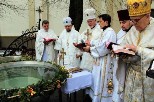  Священики і єпископи всіх церков міста на чолі з Митрополитом Володимиром, спільно освятили воду. | Фото: Архієпархія У
